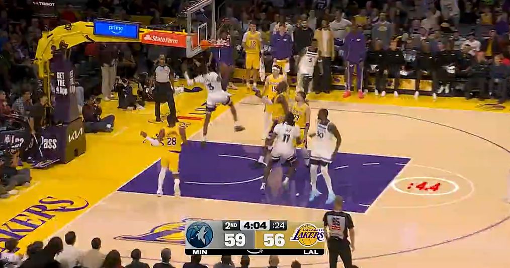 對比懸殊！灰狼前場搶籃板10比1領先位，二次攻擊得分18-0