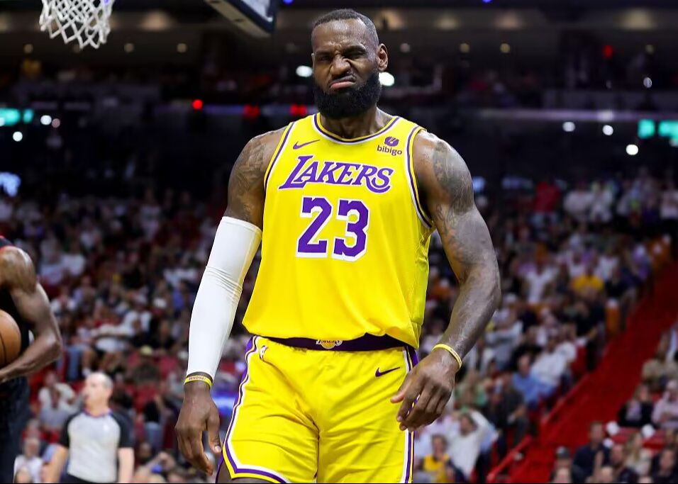 美記：詹姆斯從未要求交易，期望得到他的球隊故意散播謠言