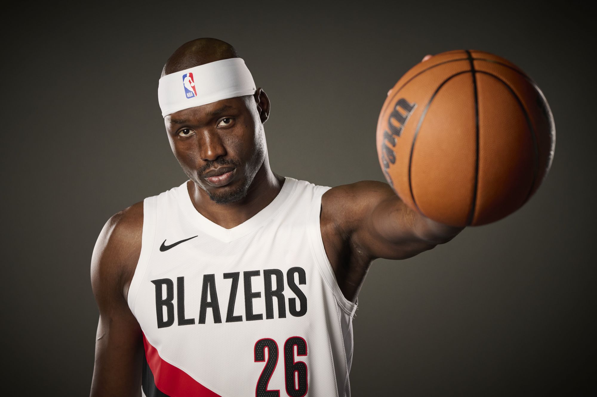 里斯三分球5中4得到12分2助攻0差錯，正負值+21全隊最高