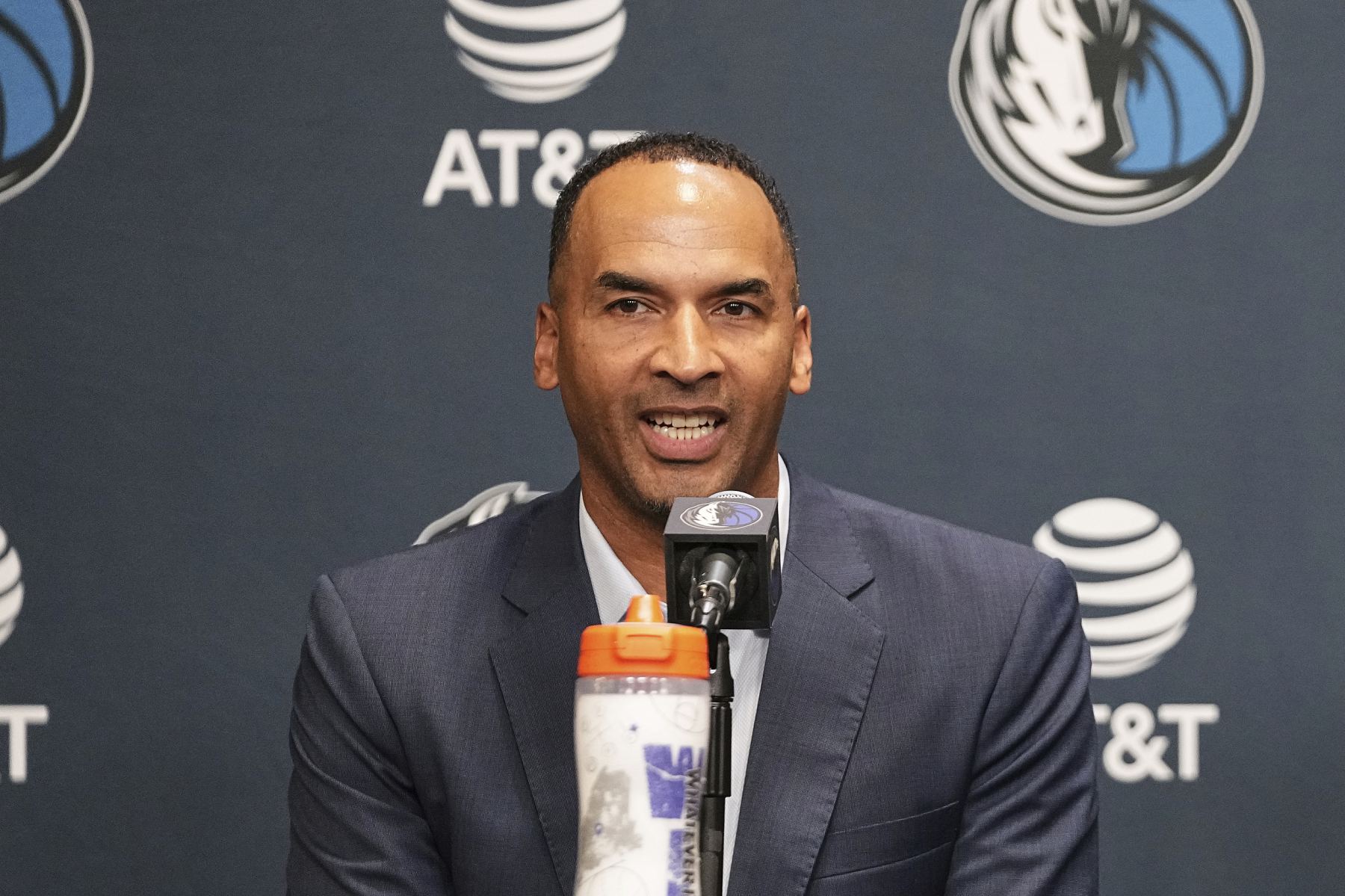 獨行俠拆掉比賽場便攜式電梯裝置，先前為哈里森離場專用通道