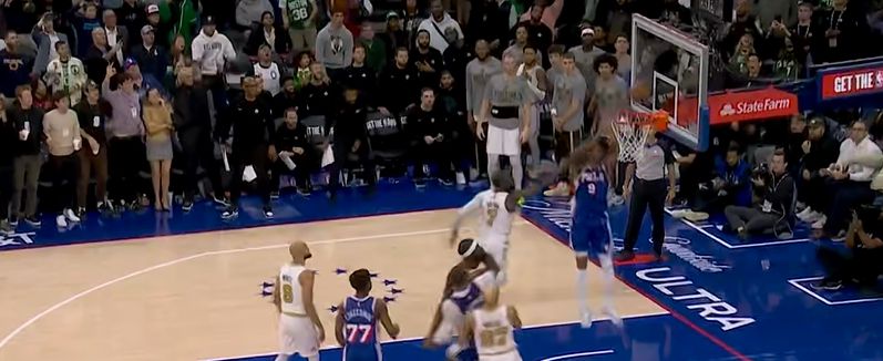 愛德華茲空位不中，烏布雷籃下無人守衛完成跟進上籃準最後一投