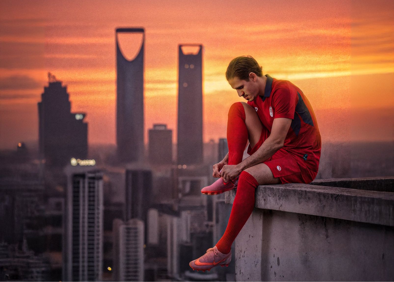 現實寫照or搞抽象？達馬克官方海報：球員坐頂樓邊緣繫鞋帶