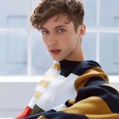 6686体育铁牌作者Gwen