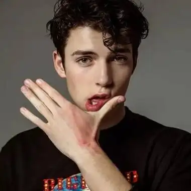 6686体育金牌作者隱姓埋名